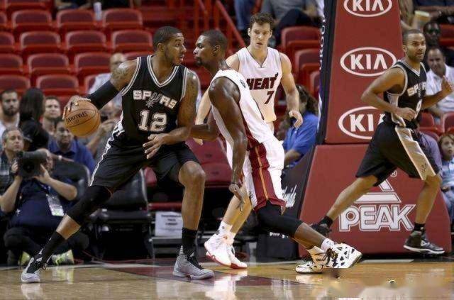 NBA约基奇补时争议三分绝杀勇士，终结对手七连胜登顶西部引热议