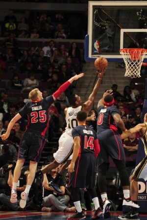 NBA约基奇补时争议绝杀勇士，终结对手七连胜登顶西部引热议